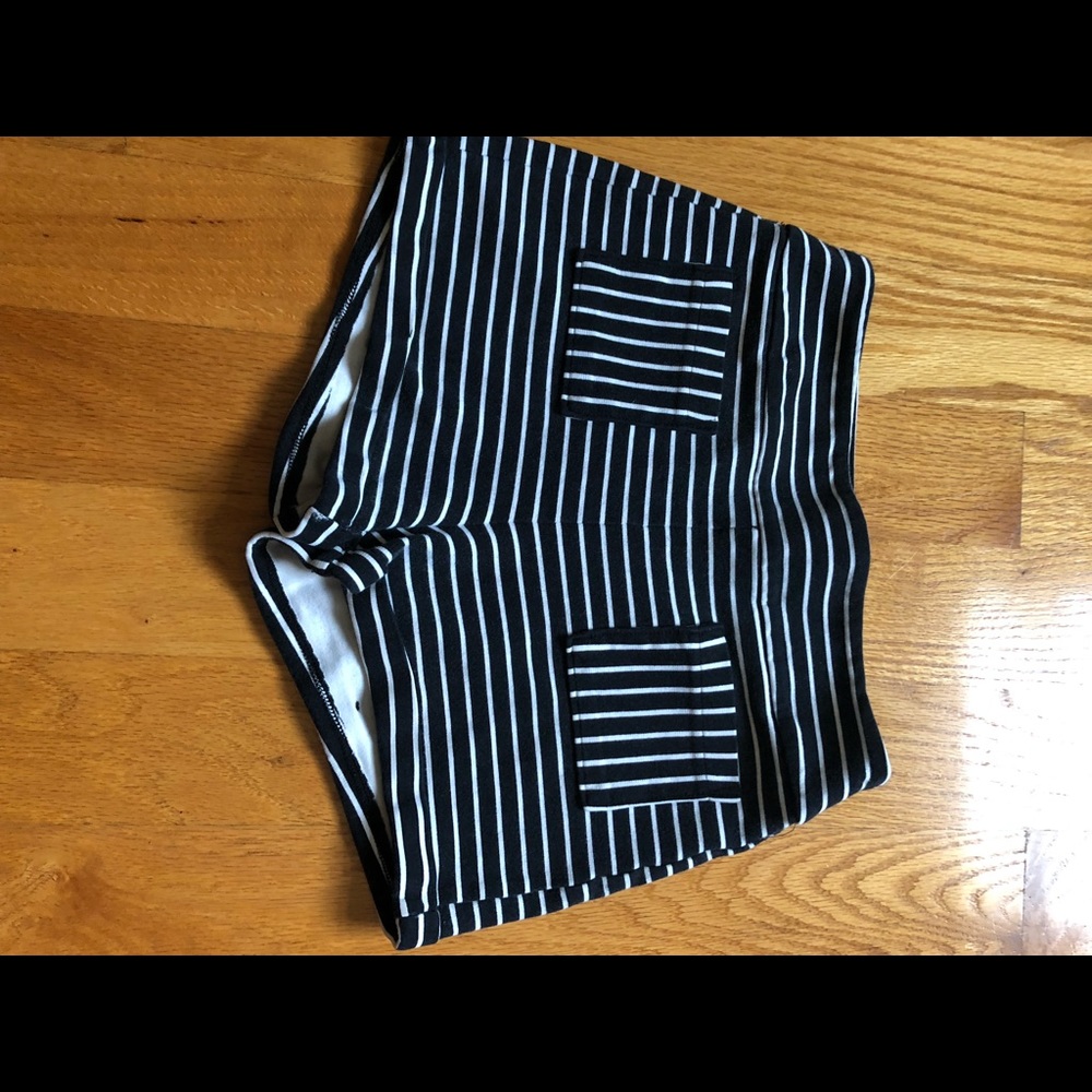 BLACK/WHITE HIGHRISE SHORTS
